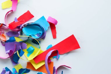 Mermer, flatlay arka plan üzerinde kağıt konfeti