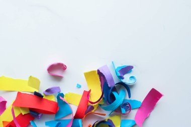Mermer, flatlay arka plan üzerinde kağıt konfeti