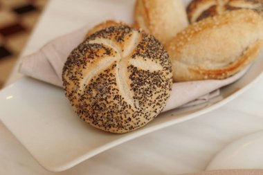 Bir restoranda taze beyaz ekmek