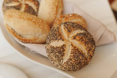 Bir restoranda taze beyaz ekmek