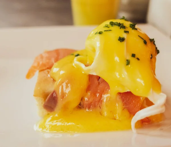 Ovo escalfado com salmão para brunch em um restaurante de luxo — Fotografia de Stock