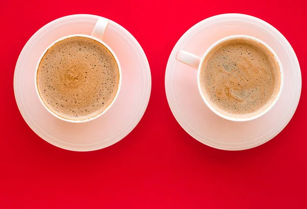 Горячий ароматный кофе на красном фоне, плоский — стоковое фото