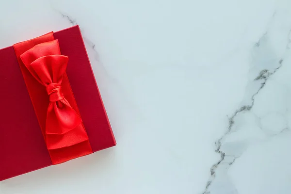 Luxusní červené dárky na mramor — Stock fotografie