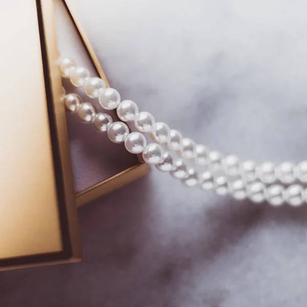 Pearl jewellery in a  golden gift box — Stock Photo, Image