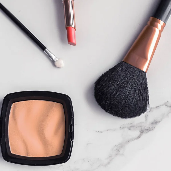 Make-up and cosmetics flatlay on marble — Stock Photo, Image