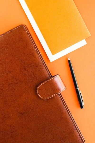 Luxury business brown brief-case on the office table desk, flatl — Stock Photo, Image