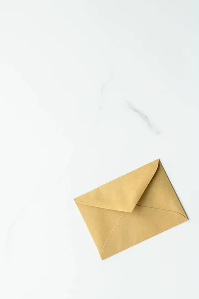 Envelopes sobre fundo de mármore, conceito de mensagem — Fotografia de Stock