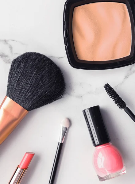 Make-up en cosmetica flatlay op marmer — Stockfoto