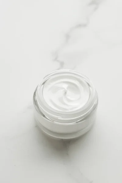 Frasco de crema facial de lujo, cosméticos hidratantes —  Fotos de Stock