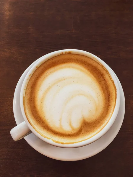 Kapuçino bir restoranda bir kahve molası — Stok fotoğraf