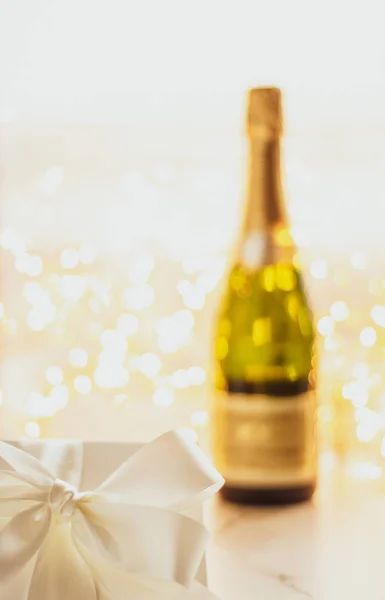 The bottle of champagne and holiday gift box — Stock Photo, Image