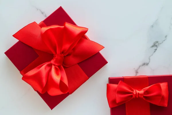 大理石の豪華な赤いクリスマス プレゼント — ストック写真