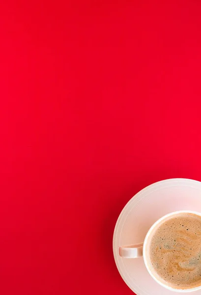 Café aromático caliente sobre fondo rojo, flatlay — Foto de Stock