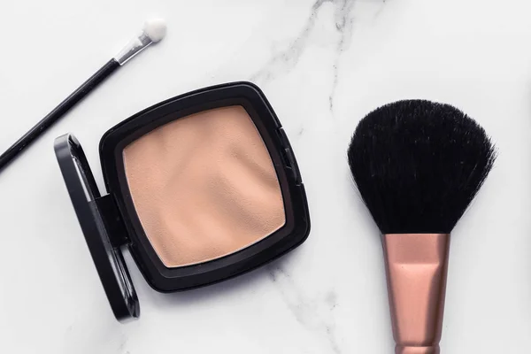 Maquillaje y cosméticos flatlay en mármol — Foto de Stock