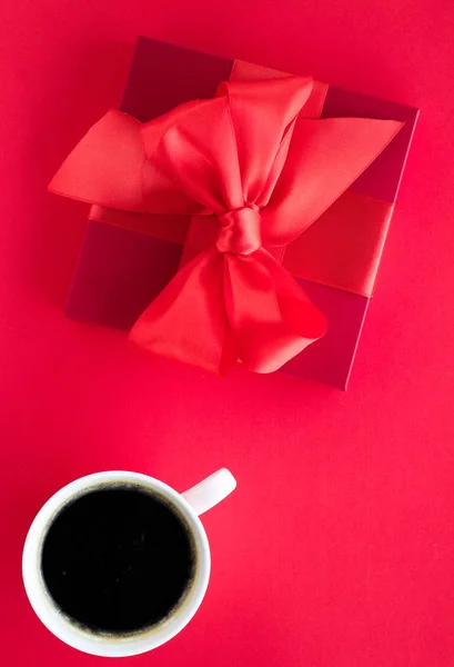 Presentbox lyx skönhet och kaffe på röd, flatlay — Stockfoto