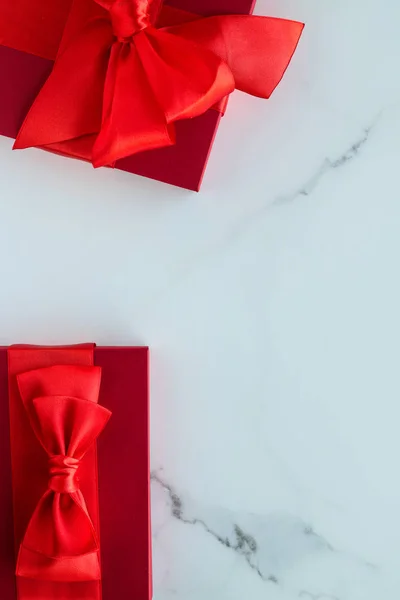 Luxury punainen loma lahjoja marmori — kuvapankkivalokuva