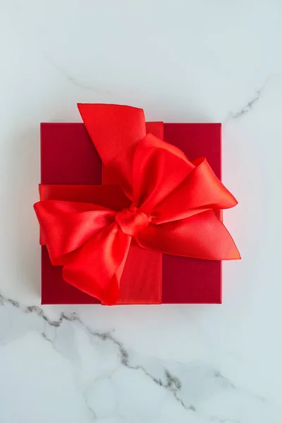 Luxus piros ünnep ajándékok a márvány — Stock Fotó