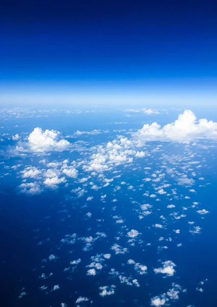 Vista da janela do avião, céu e oceano azul — Fotografia de Stock