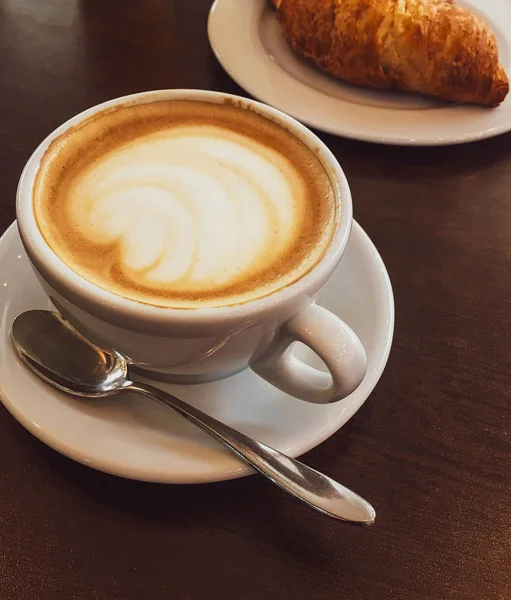 Cappuccino di restoran, saat istirahat minum kopi — Stok Foto