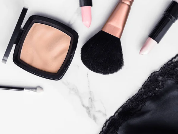 Make-up und Kosmetik Flatlay auf Marmor — Stockfoto