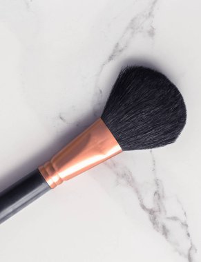 Mermer üzerinde makyaj ve kozmetik flatlay