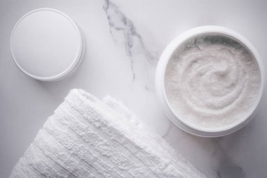 Bir mermer, flatlay bodur ve peeling kremi ürünleri