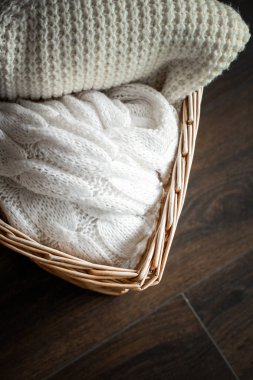 Bir sepet örme kış elbiseleri