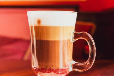 Sütlü bir kahve molası adlı bir restoranda