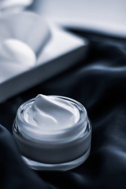 Lüks nemlendirici krem ve siyah ipek bir hediye kutusu