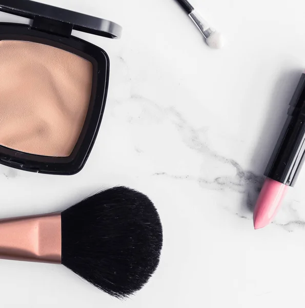 Make-up en cosmetica flatlay op marmer — Stockfoto