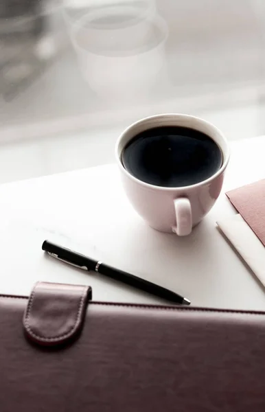 Bürotisch und Kaffeetasse, Produktivitätskonzept — Stockfoto
