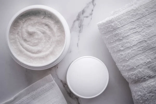 Esfregue e esfoliando produtos de creme em um mármore, flatlay — Fotografia de Stock