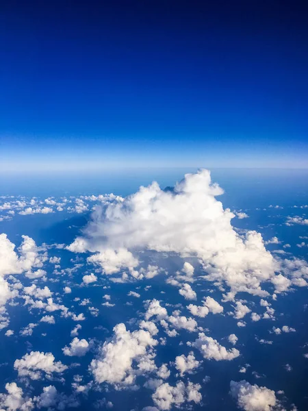 Uçak penceresinden, gökyüzü ve okyanus mavisi'göster — Stok fotoğraf
