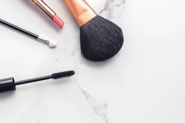 Make-up en cosmetica flatlay op marmer — Stockfoto