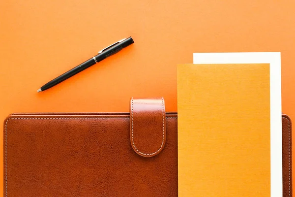 Luxury business brown brief-case on the office table desk, flatl — Stock Photo, Image