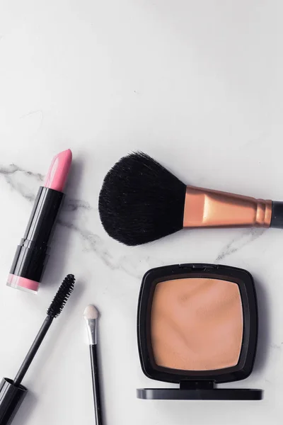 Maquillaje y cosméticos flatlay en mármol — Foto de Stock