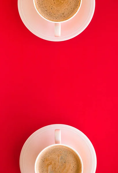 Café aromático caliente sobre fondo rojo, flatlay — Foto de Stock