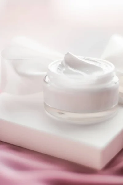 Crema hidratante de lujo y una caja de regalo blanca — Foto de Stock