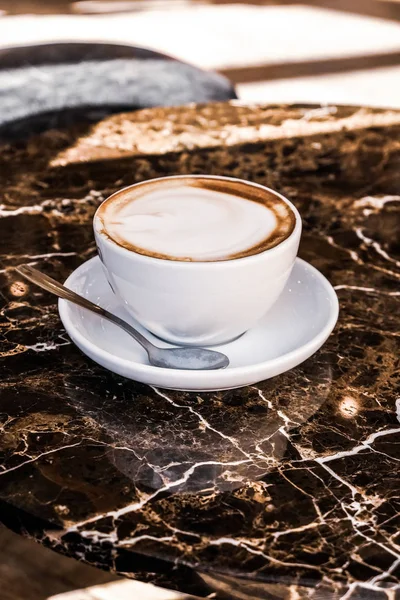 Cappuccino em um restaurante, em uma pausa para café — Fotografia de Stock