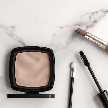 Makyaj ve kozmetik ürünleri mermer, düz arkaplan