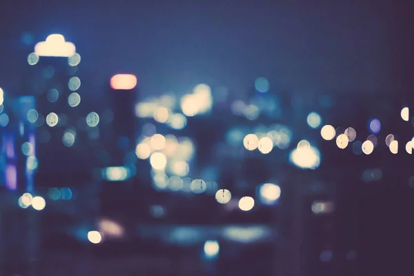 Μεγάλα φώτα μητροπολιτικής πόλης τη νύχτα, θολή φόντο — Φωτογραφία Αρχείου