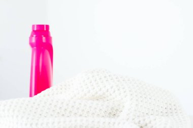 Sıcak örme giysiler ve sıvı çamaşır deterjanı