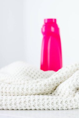 Sıcak örme giysiler ve sıvı çamaşır deterjanı