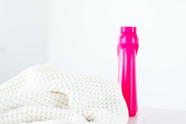 Sıcak örme giysiler ve sıvı çamaşır deterjanı