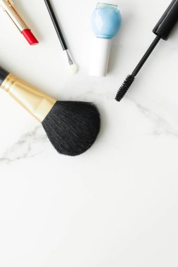 Makyaj ve kozmetik ürünleri mermer, düz arkaplan