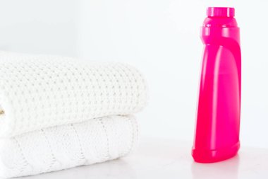 Sıcak örme giysiler ve sıvı çamaşır deterjanı