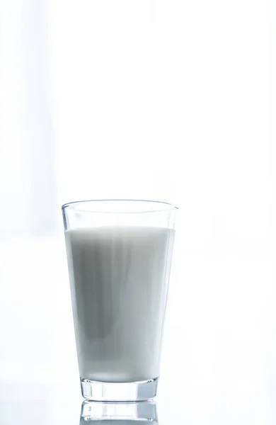 Wereld melk dag, vol glas op marmeren tafel — Stockfoto