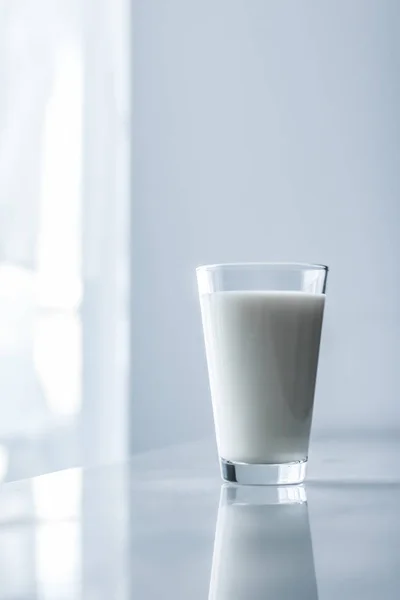 Světový den mléka, úplné sklo na mramorovém stole — Stock fotografie