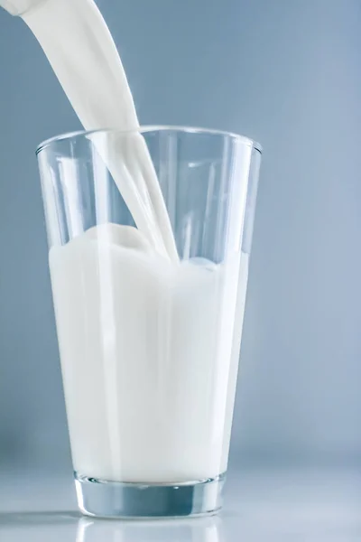 Wereld melk dag, gieten in glas op marmeren tafel — Stockfoto