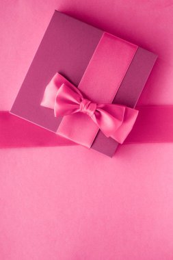 Pembe hediye kutuları, kadınsı tarzı yatık arka plan